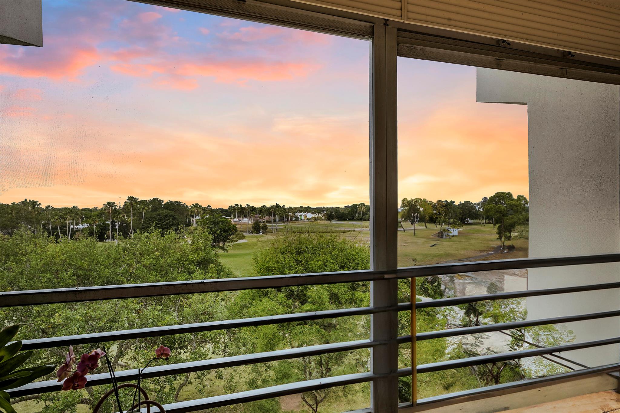 3951 Via Poinciana 512