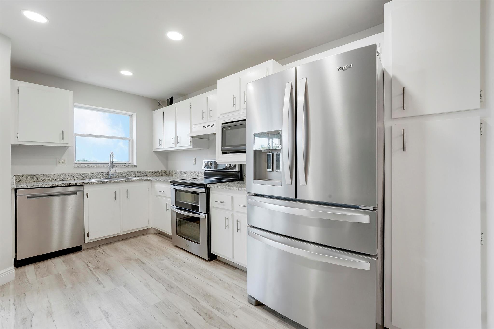 3951 Via Poinciana 512