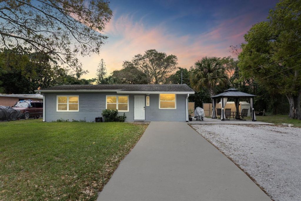 Photo of 405 N 21st Street, Fort Pierce, FL 34950 (MLS # R10967508)