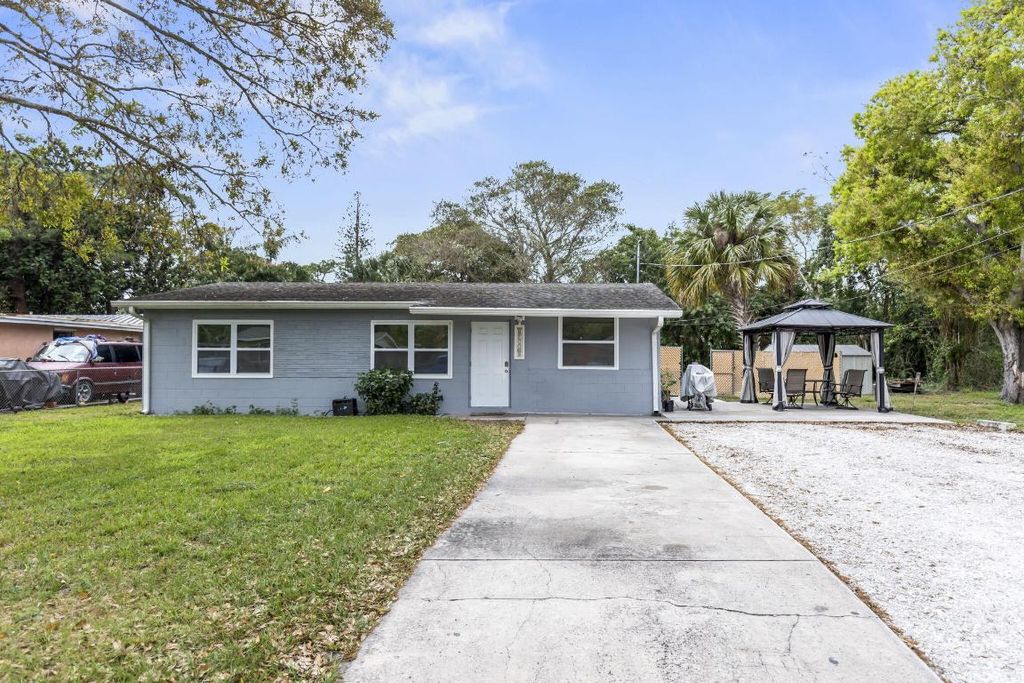Photo of 405 N 21st Street, Fort Pierce, FL 34950 (MLS # R10967508)