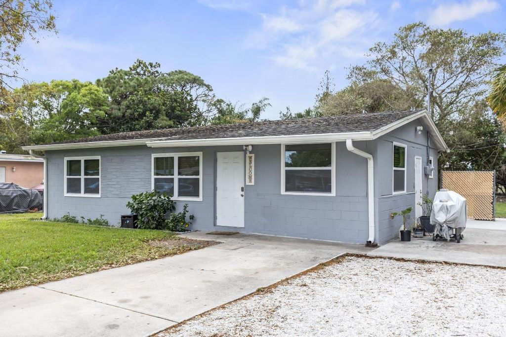 Photo of 405 N 21st Street, Fort Pierce, FL 34950 (MLS # R10967508)