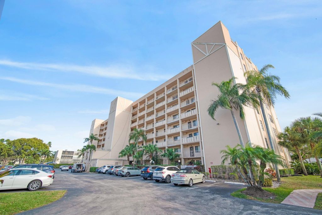 Photo of 6866 Huntington Lane #304, Delray Beach, FL 33446 (MLS # F10554457)