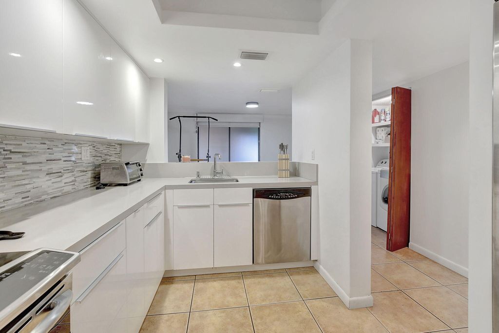 Photo of 141 SW 96th Terrace #302, Plantation, FL 33324 (MLS # B26022922)