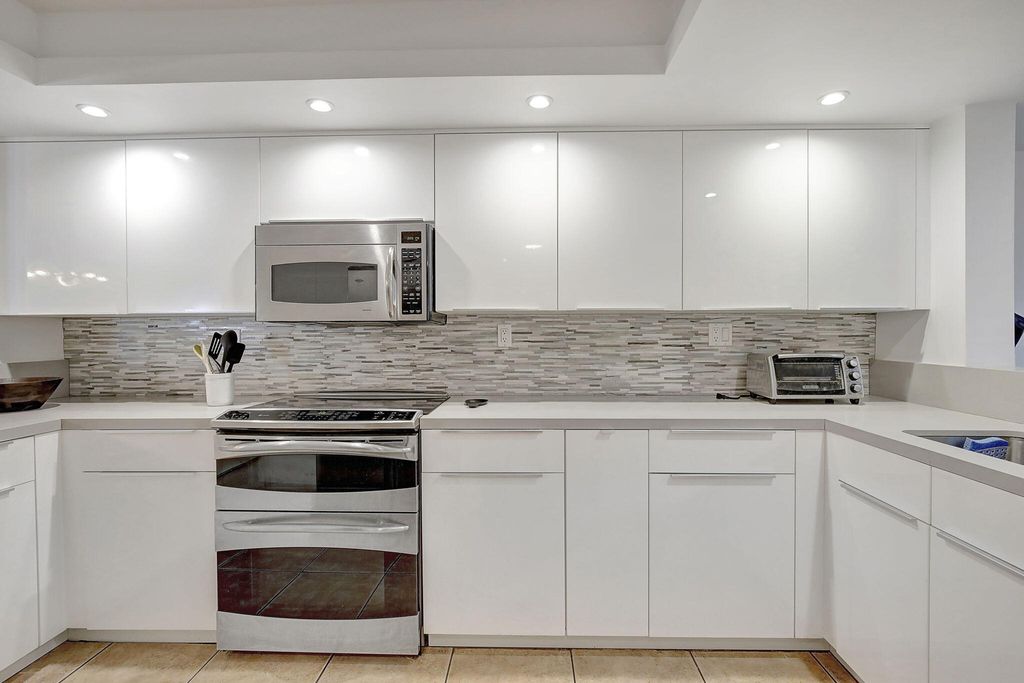 Photo of 141 SW 96th Terrace #302, Plantation, FL 33324 (MLS # B26022922)