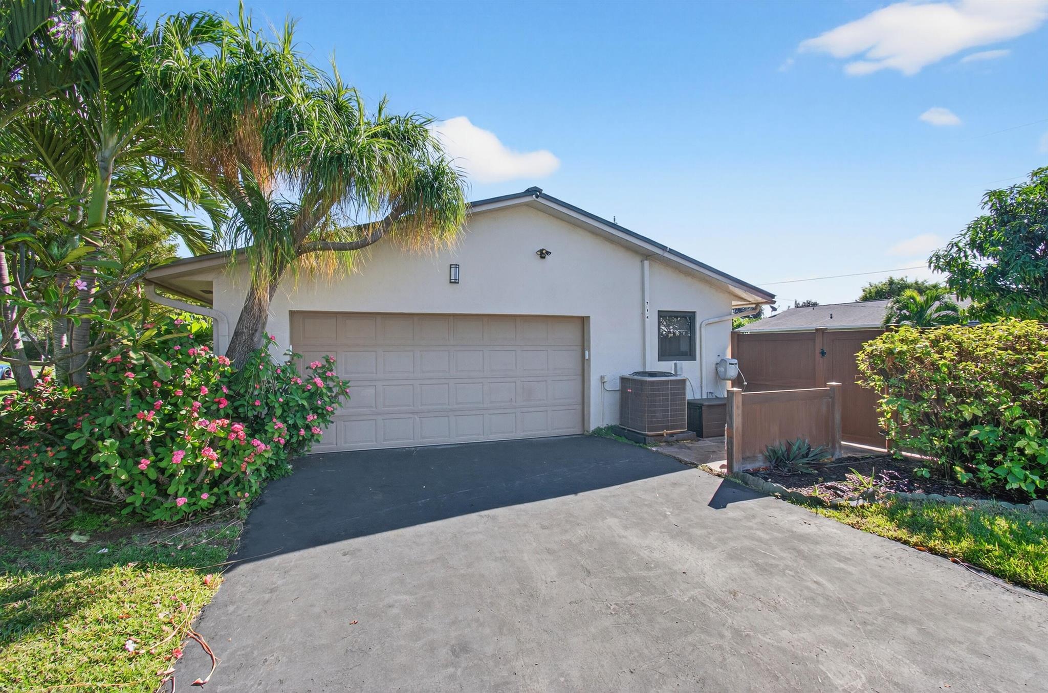 TROPIC PALMS 1 - Residential