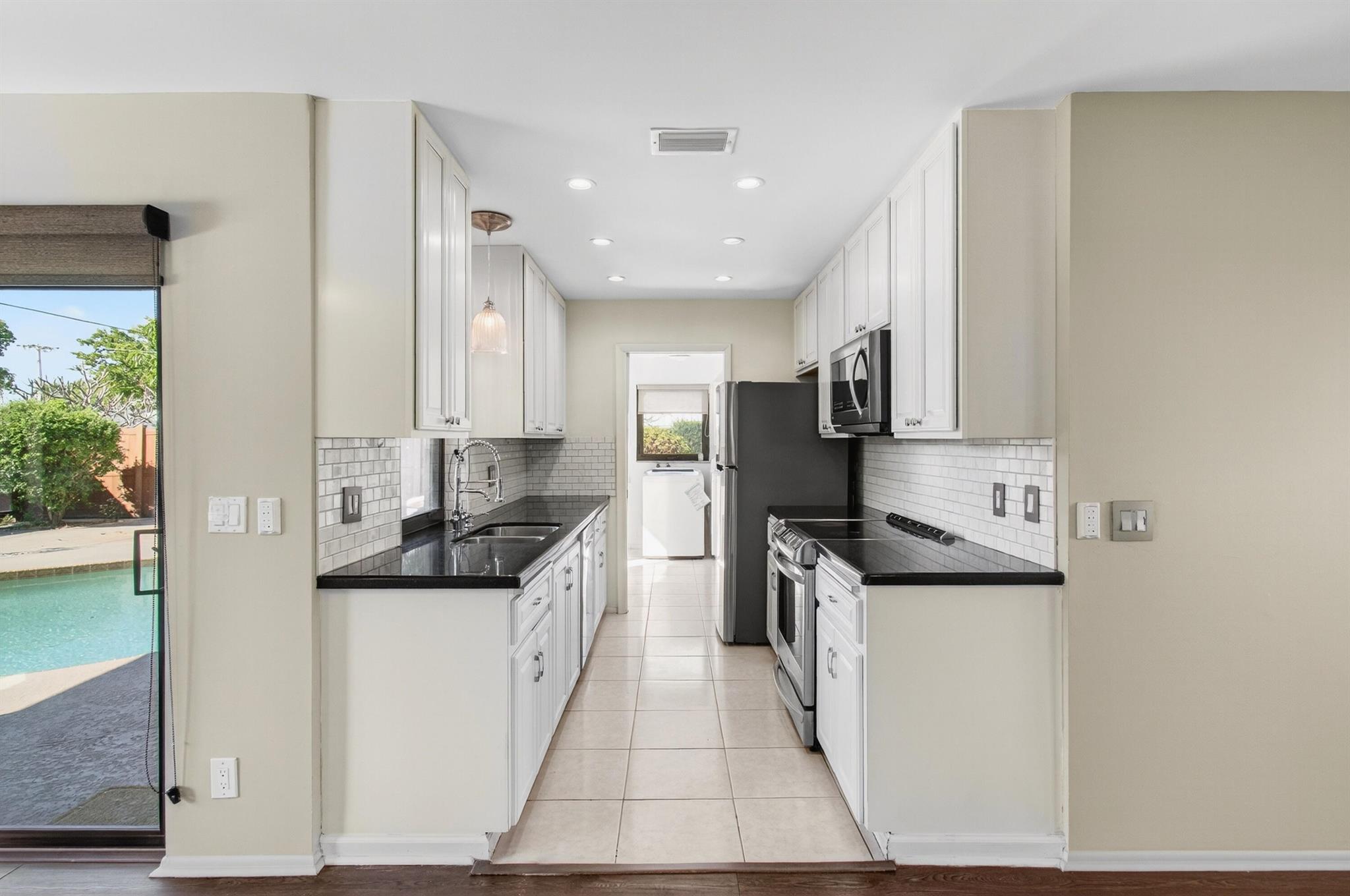 TROPIC PALMS 1 - Residential