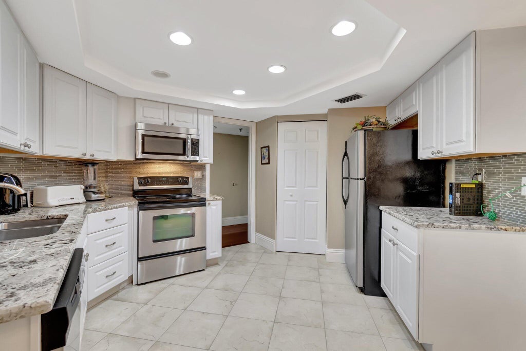 Photo of 6372 LA COSTA Drive #504, Boca Raton, FL 33433 (MLS # B26083543)
