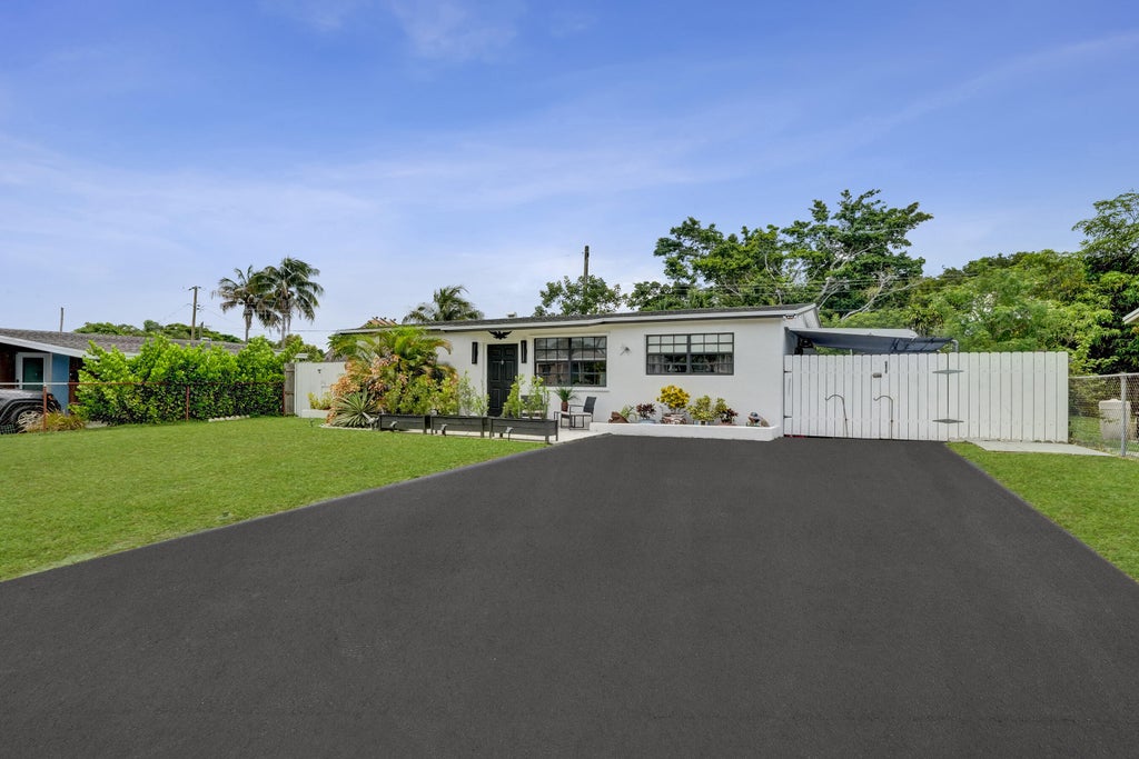 Photo of 4131 NW 11th Avenue, Fort Lauderdale, FL 33309 (MLS # B26060852)