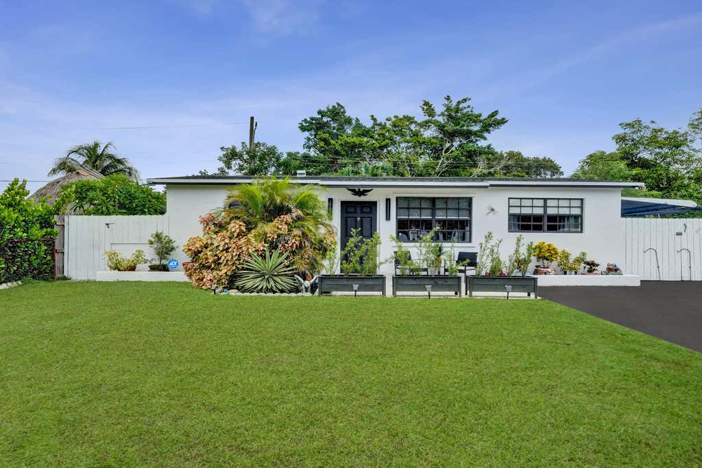 Photo of 4131 NW 11th Avenue, Fort Lauderdale, FL 33309 (MLS # B26060852)