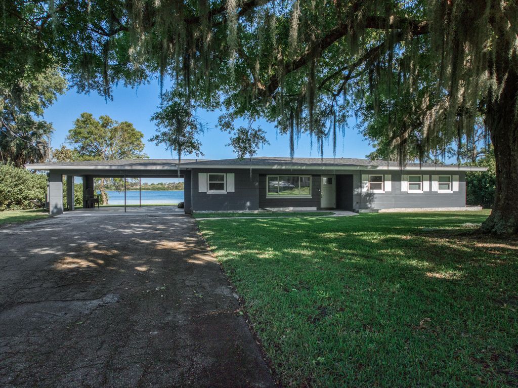 Photo of 1622 W Dinner Lake Drive, Sebring, FL 33870 (MLS # B26007323)