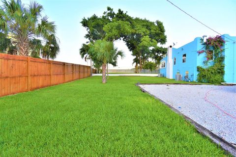 Single Family Residence in Lake Worth Beach FL 909 A Street St 37.jpg