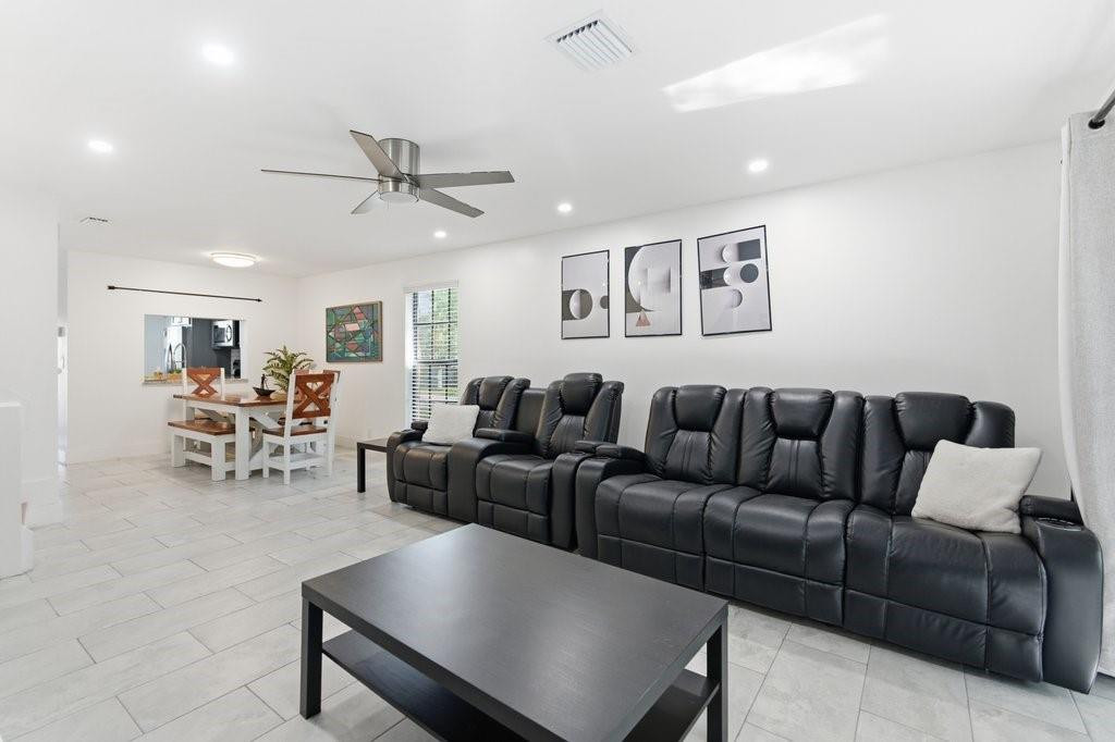 COUNTRY CLUB CHALET - Residential