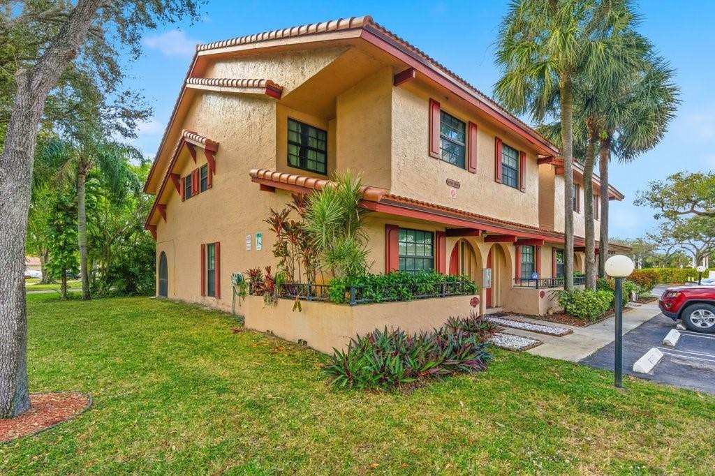 COUNTRY CLUB CHALET - Residential