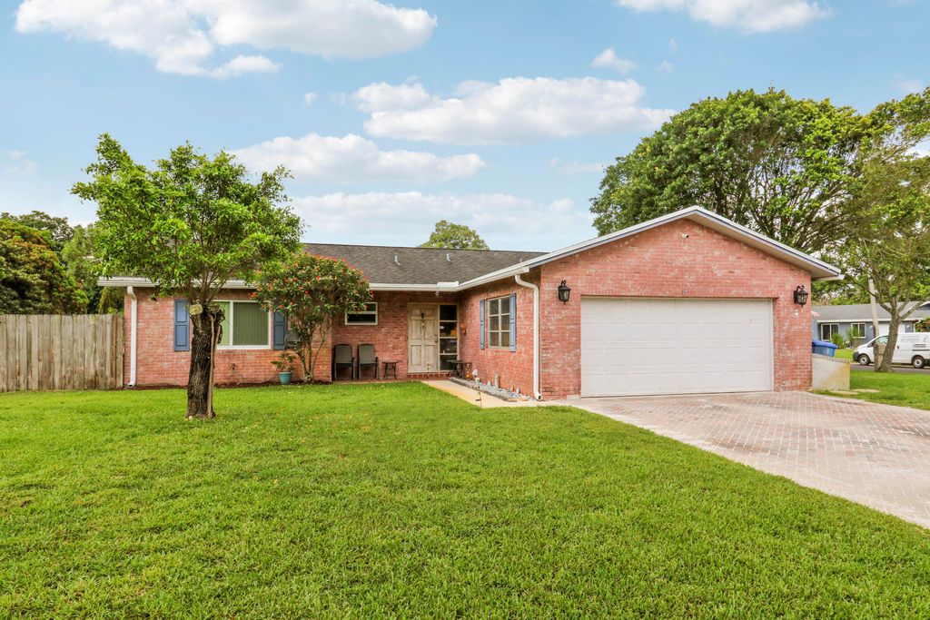 Photo of 98 Pintail Court, Royal Palm Beach, FL 33411 (MLS # B26034127)