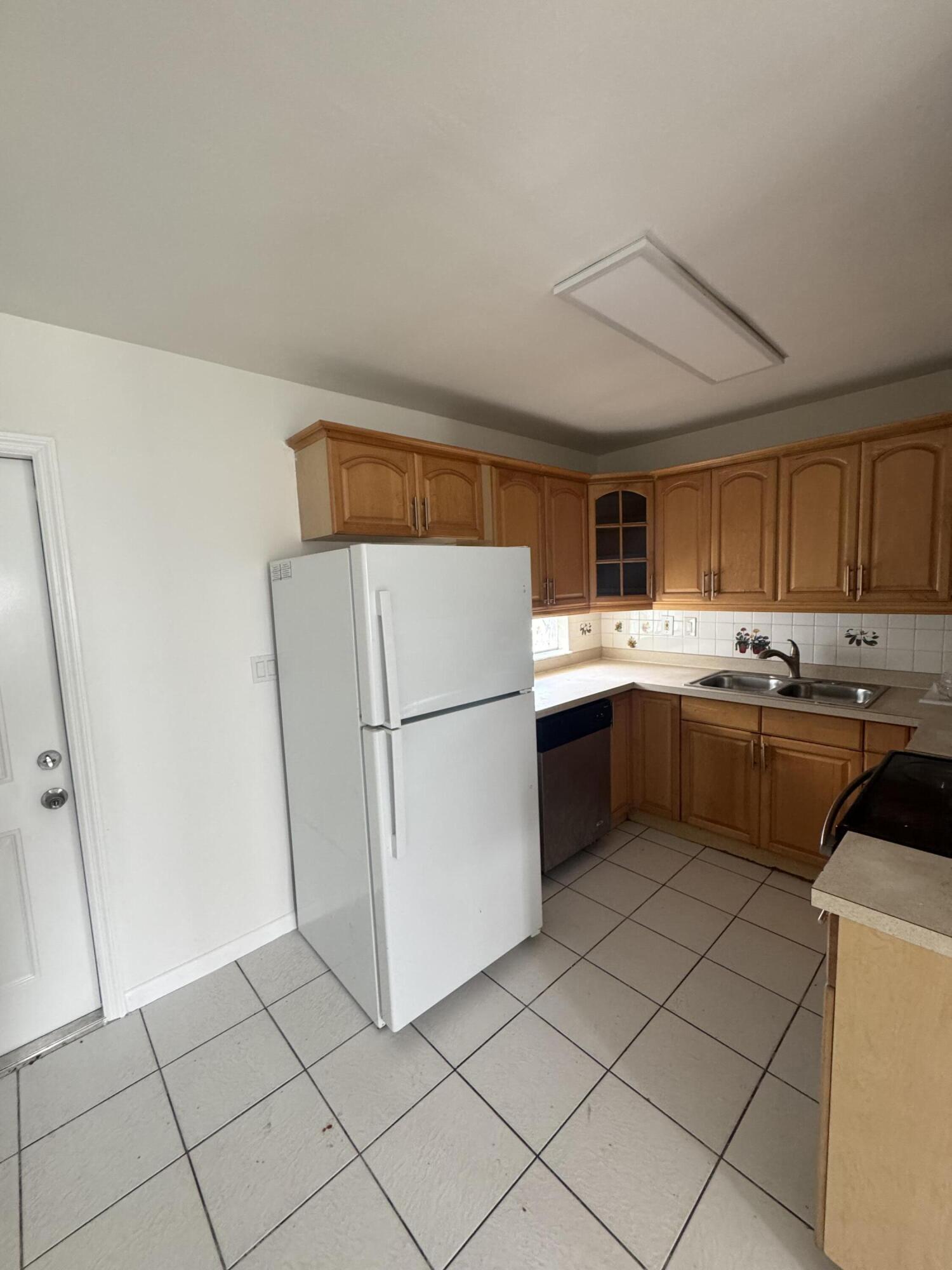 SEMINOLE MANOR 2 - Residential Lease