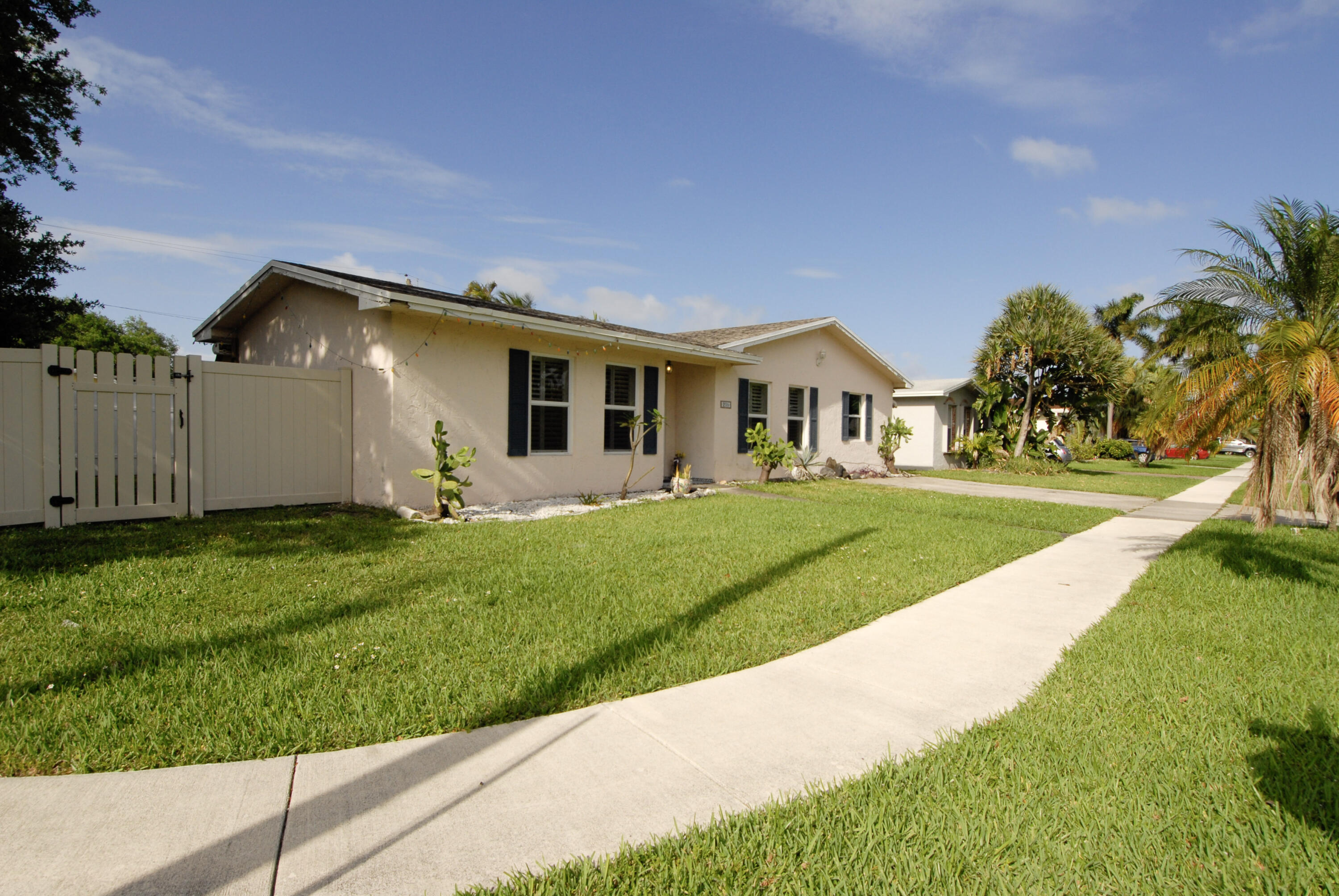 205 SE 4th Terrace 1-2