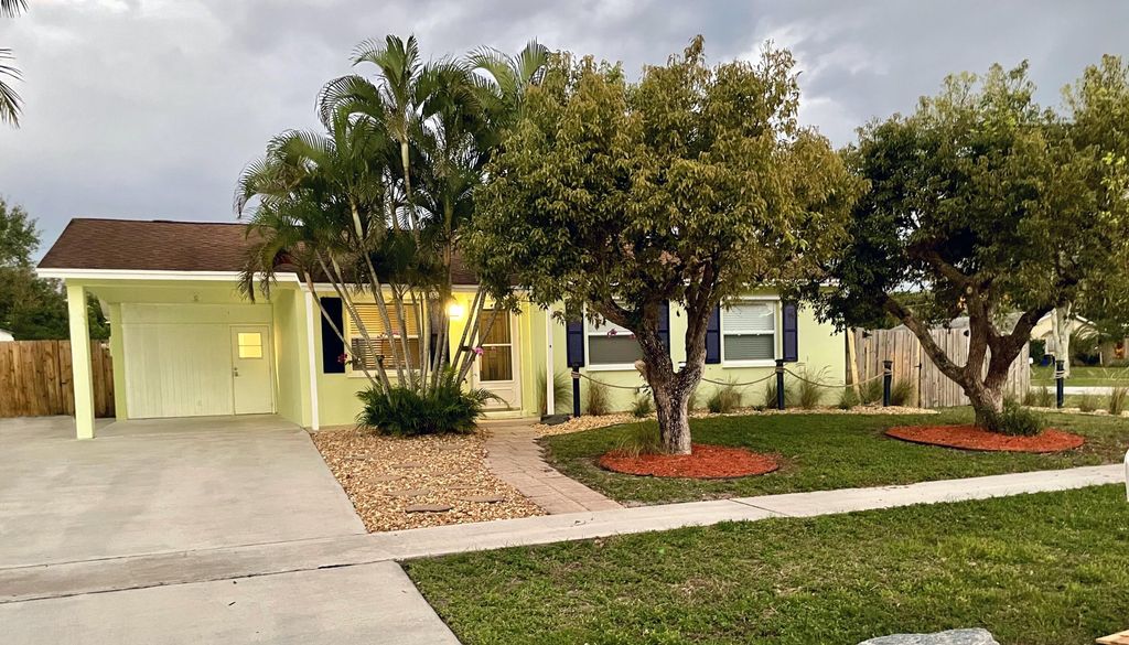 Photo of 713 Suwanee AVE, Jupiter, FL 33458 (MLS # B26030920)