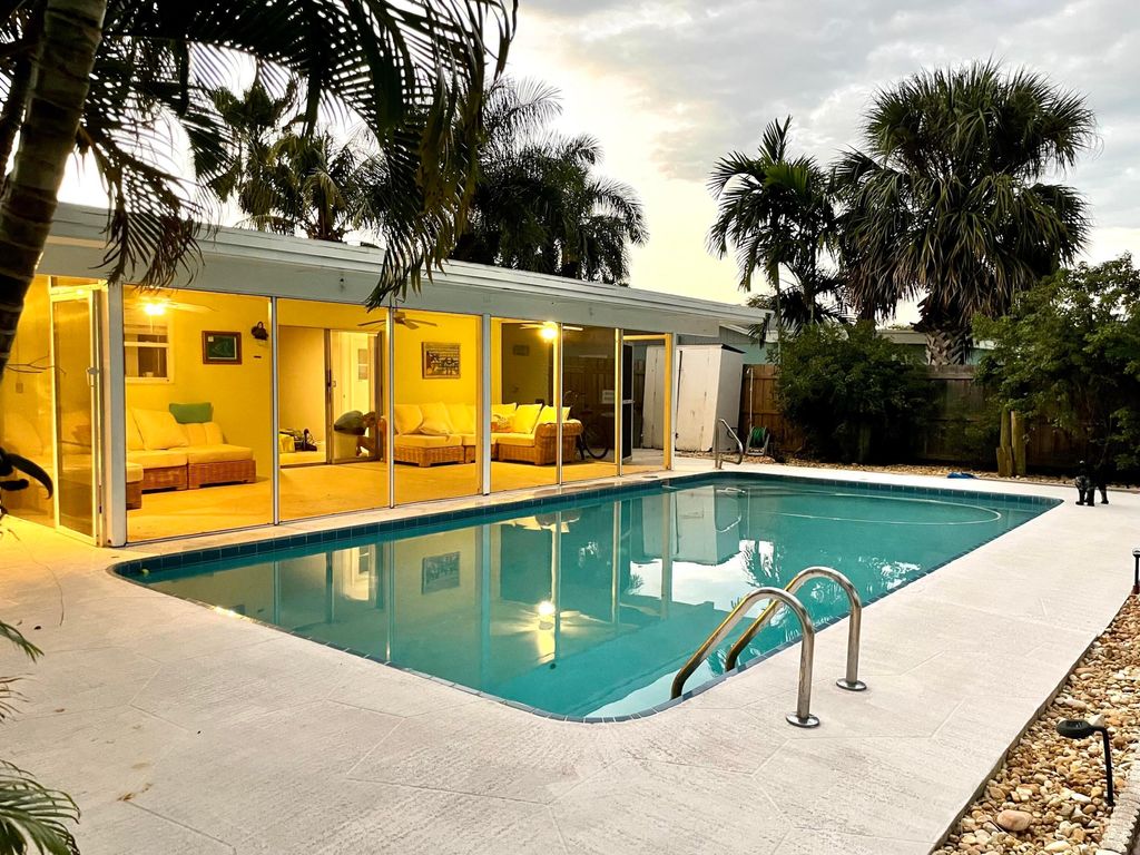 Photo of 713 Suwanee AVE, Jupiter, FL 33458 (MLS # B26030920)