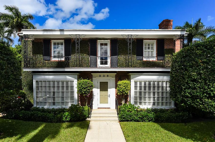 On a magnificent Royal Palm tree lined street close to town, this 3 bedroom/ 3.5 bathroom sophisticated home is flooded with light. In beautiful condition, the downstairs is a well thought-out space with living room, dining room, loggia, and large eat-in-kitchen with breakfast area. There is a laundry room and a powder room as well. 
There are two bedrooms with en-suite bathrooms, and a master bedroom suite with en-suite bathroom and sitting room/office upstairs. Hardwood floors, balcony on the second floor and a special pool area with lush garden complete this beautiful home. Move right in!