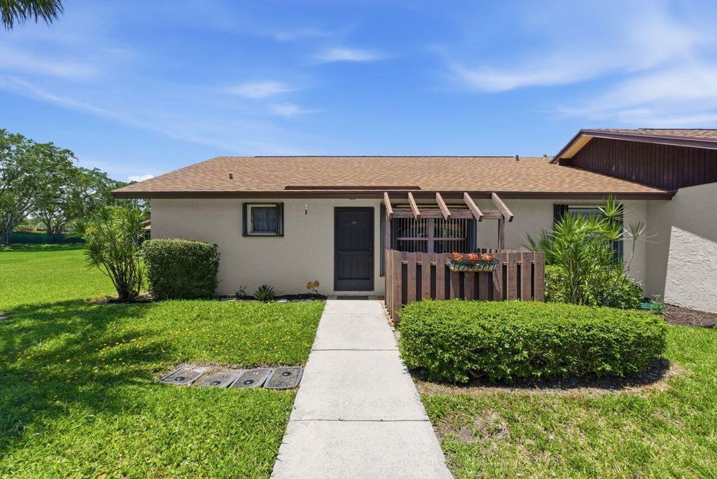 Photo of 21 VÃ­a De Casas Norte, Boynton Beach, FL 33426 (MLS # B26031138)