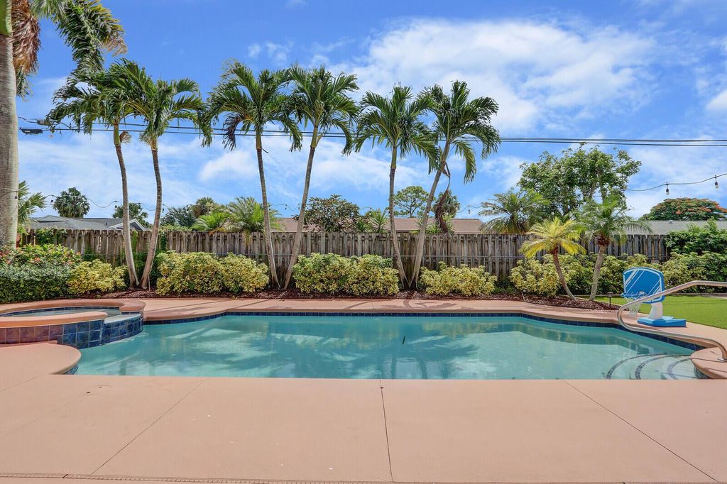 Photo of 10186 Daphne Avenue, Palm Beach Gardens, FL 33410 (MLS # R11106130)