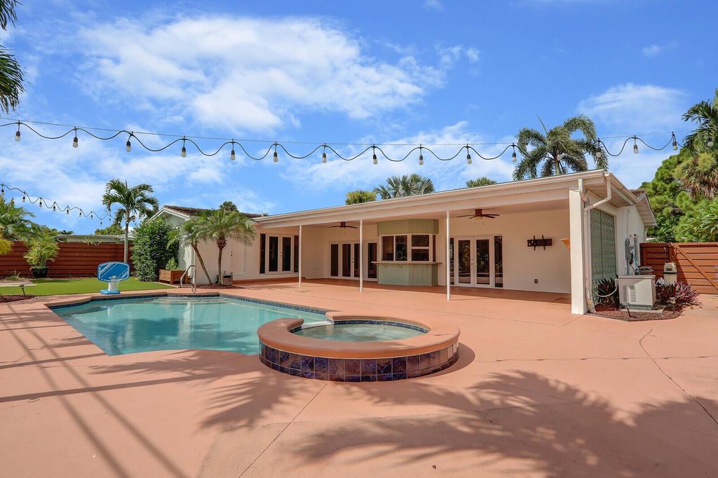 Photo of 10186 Daphne Avenue, Palm Beach Gardens, FL 33410 (MLS # R11106130)