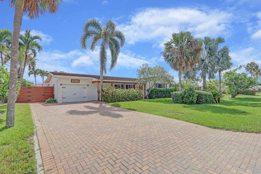 Photo of 10186 Daphne Avenue, Palm Beach Gardens, FL 33410 (MLS # R11106130)