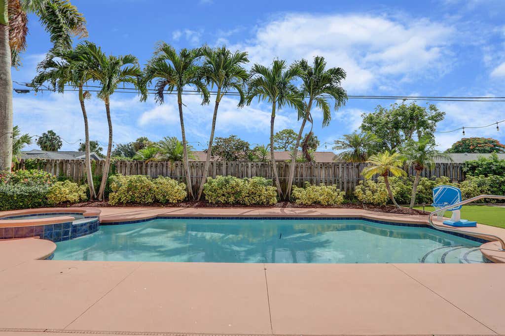 Photo of 10186 Daphne Avenue, Palm Beach Gardens, FL 33410 (MLS # R11106130)