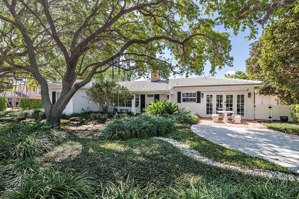 Photo of 200 Desota Road, West Palm Beach, FL 33405 (MLS # R10807937)