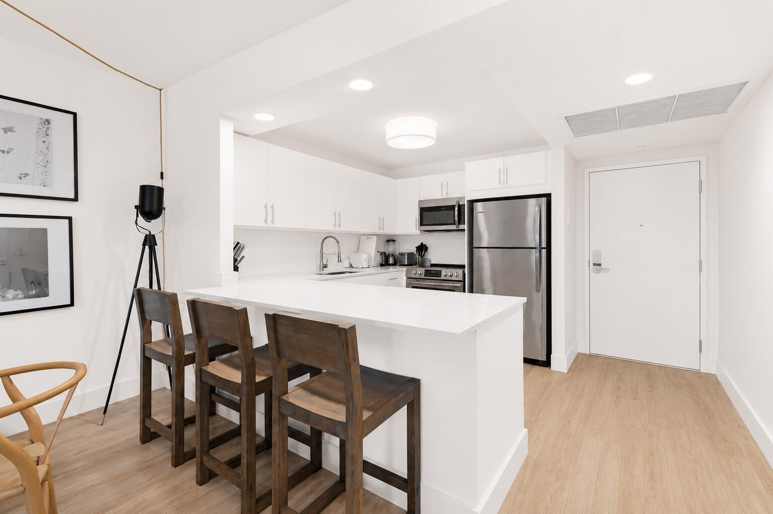 2301 Collins Avenue 323