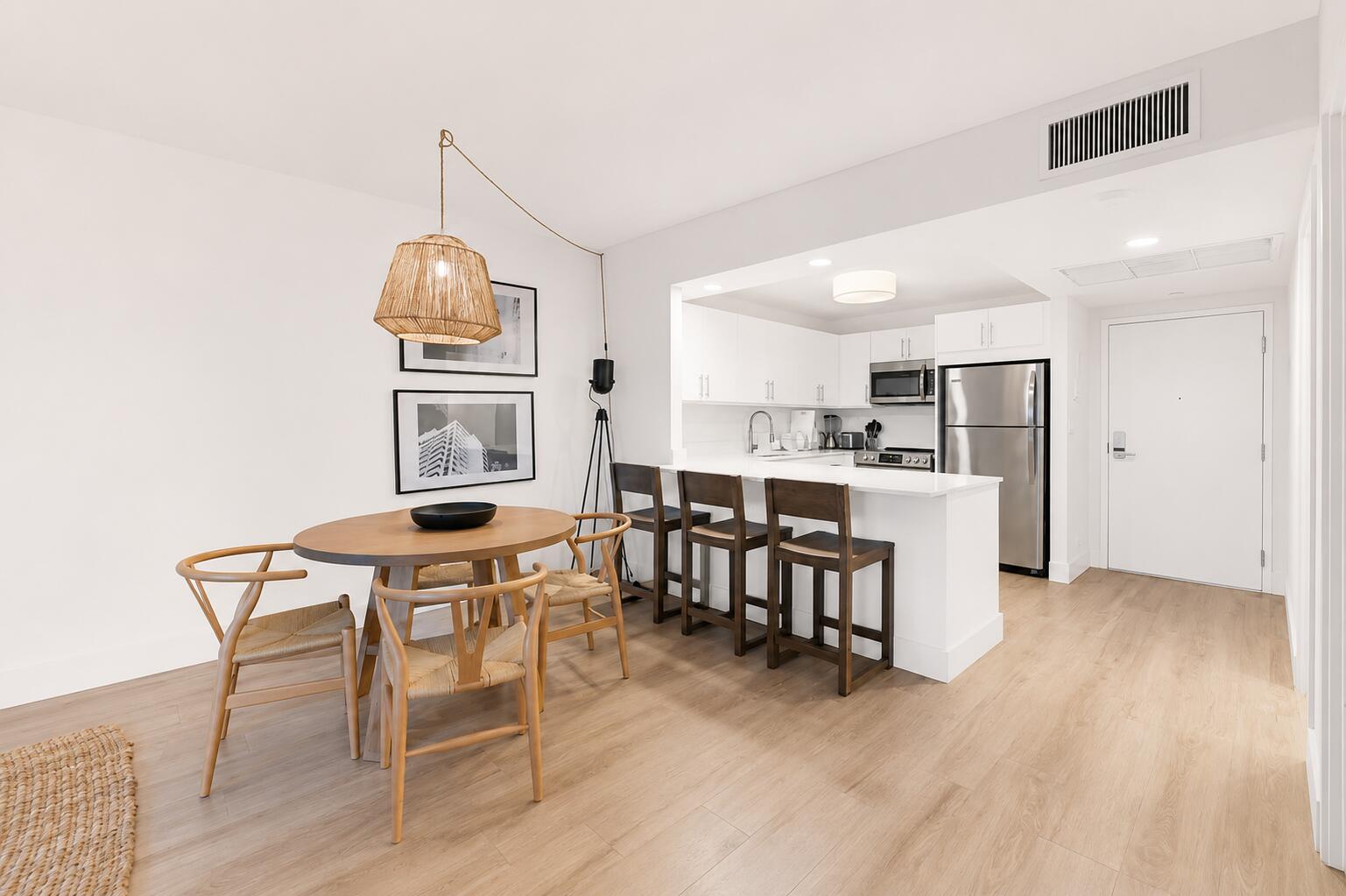 2301 Collins Avenue 323