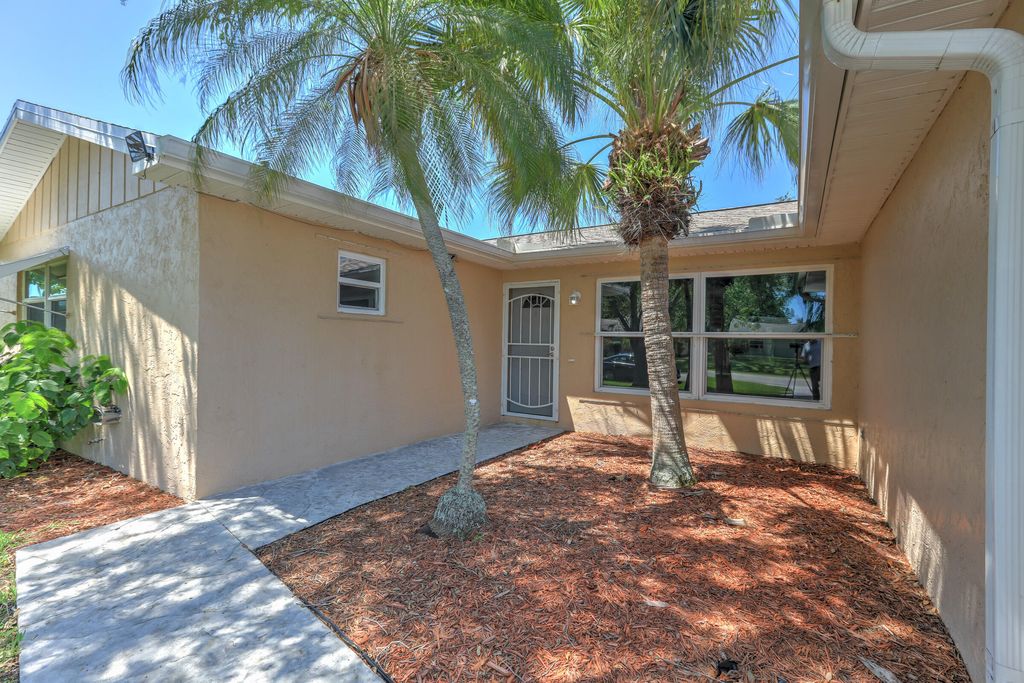 Photo of 550 SE Anchor Lane, Port Saint Lucie, FL 34983 (MLS # R10992601)