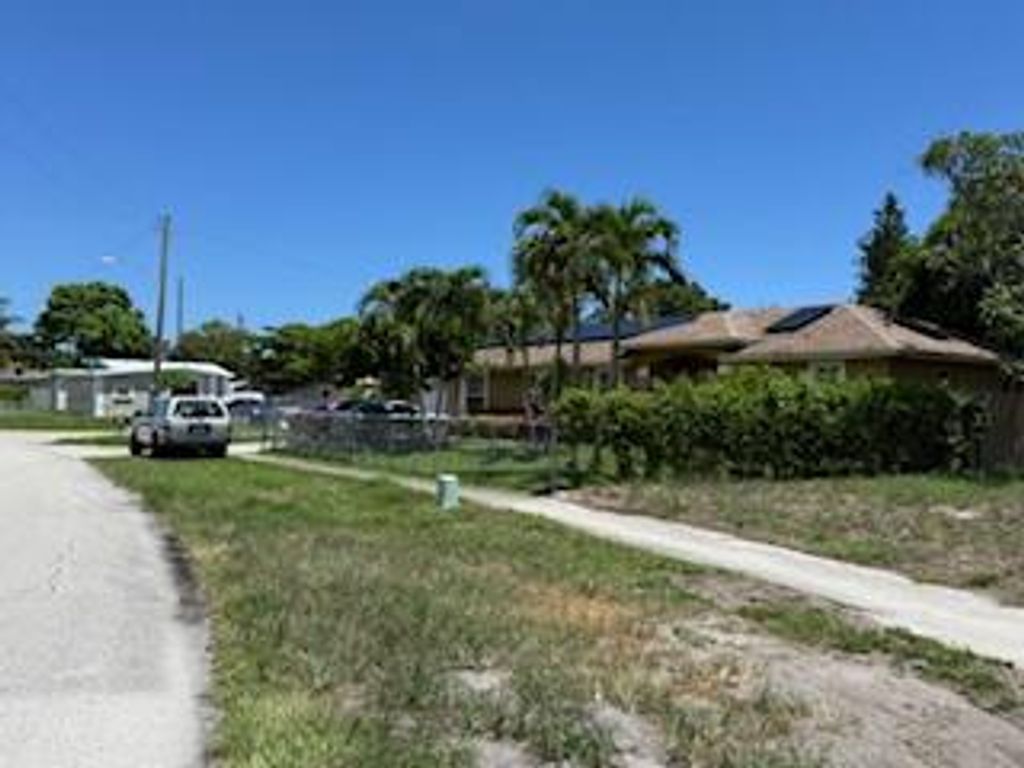 Photo of 460 Ocean Parkway, Boynton Beach, FL 33435 (MLS # R11117225)