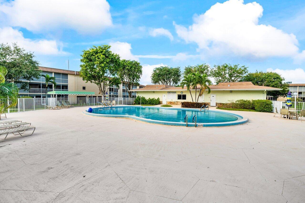 VILLAGE GREEN SUSSEX COND - Residential