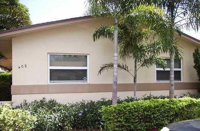 Cute 2 bedroom 1 bathroom apt, beautiful grounds & courtyard, Close to schools and restaurants, plenty of parking, Must see great location