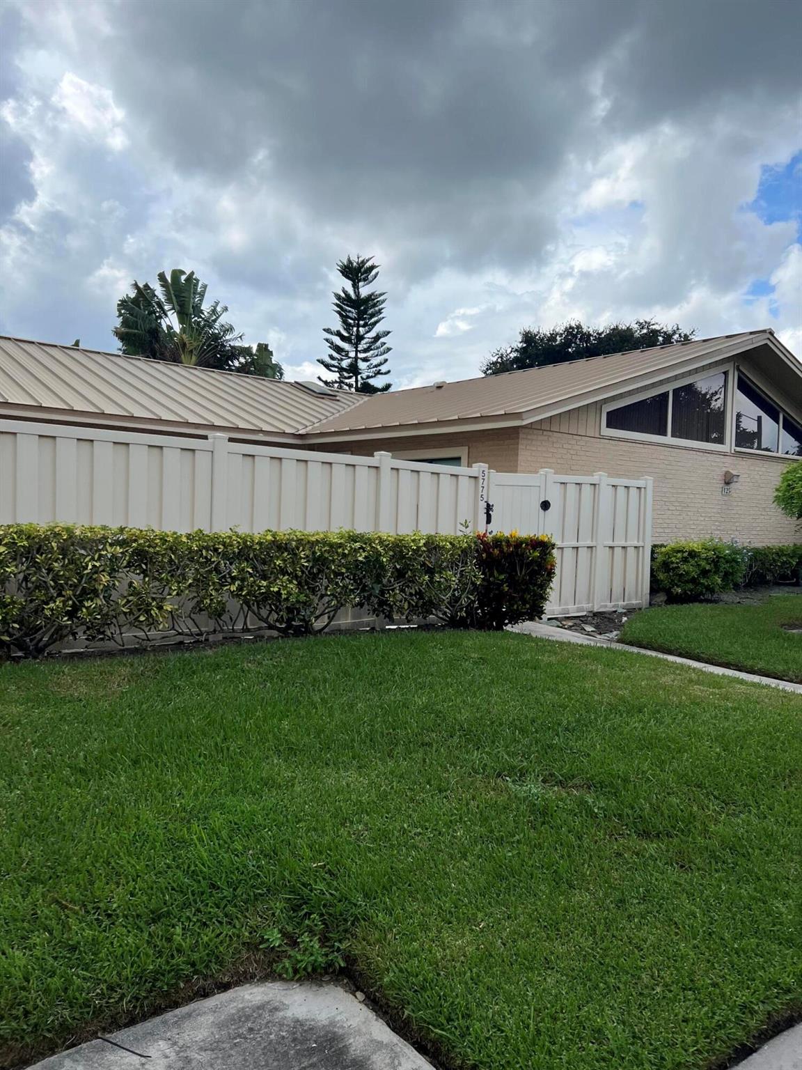 Beautiful 3/2 in Westwood Gardens . Amazing Community in PBG. Updated Kitchen, no carpet in this one, Huge patio approximately 880 SQ feet on the patio alone. Split bedrooms, vaulted ceilings. Open kitchen, 1300 square feet under air. Master and 3rd bedroom both have lofts as well, which is great for storage.