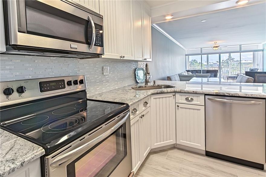 Remodeled condo in East Boca Raton!  Walk to Spanish River beach, parks, shopping, restaurants and more.