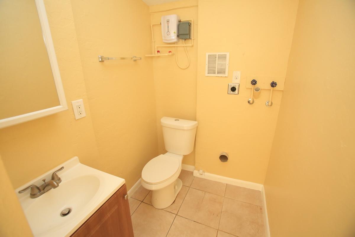 LAUDERDALE MANORS AMD PLAT - Residential Lease