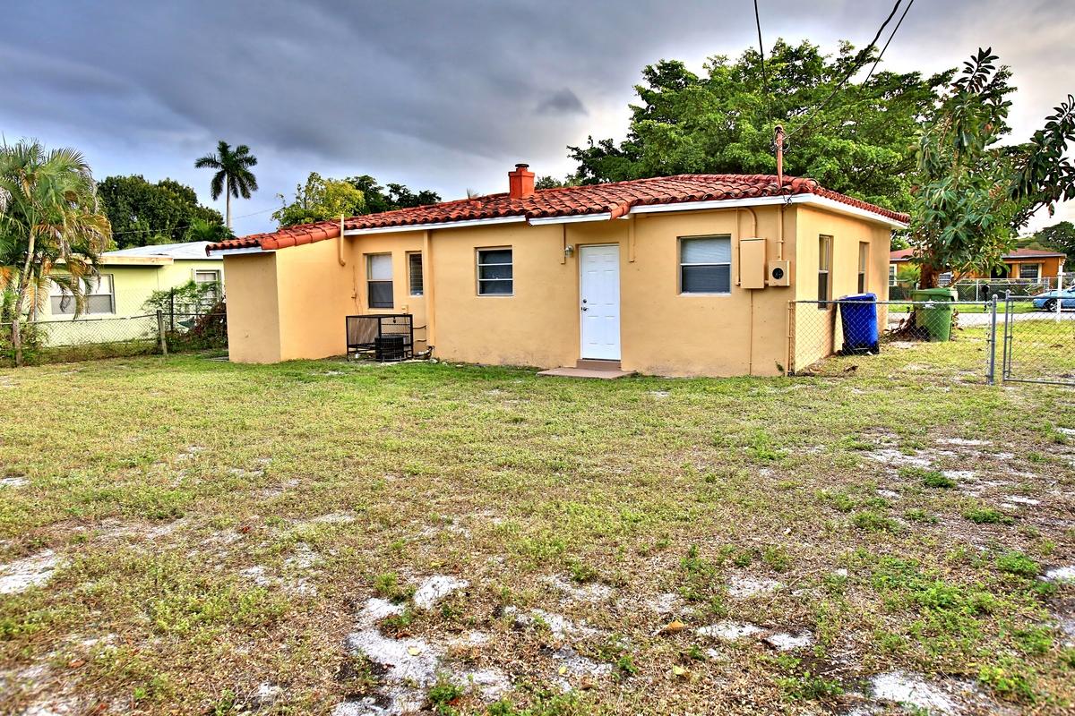 LAUDERDALE MANORS AMD PLAT - Residential Lease