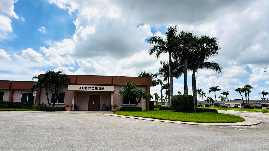 Photo of 2676 DUDLEY Drive E #B, West Palm Beach, FL 33415 (MLS # B26053636)