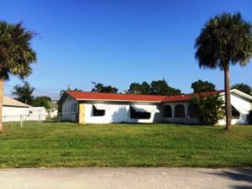 CBS Construction, 3 Bedroom, 2 Bath with BEAUTIFUL Upgraded Kitchen. Large home with 1,800+ Liv. SF. Wood Laminate in Bedrooms and Living Room, Tile in Dinning Rm and Family Rm. Updated Bathrooms, Inside Utility Rm, Large Screened Patio overlooking Fenced Corner Lot.