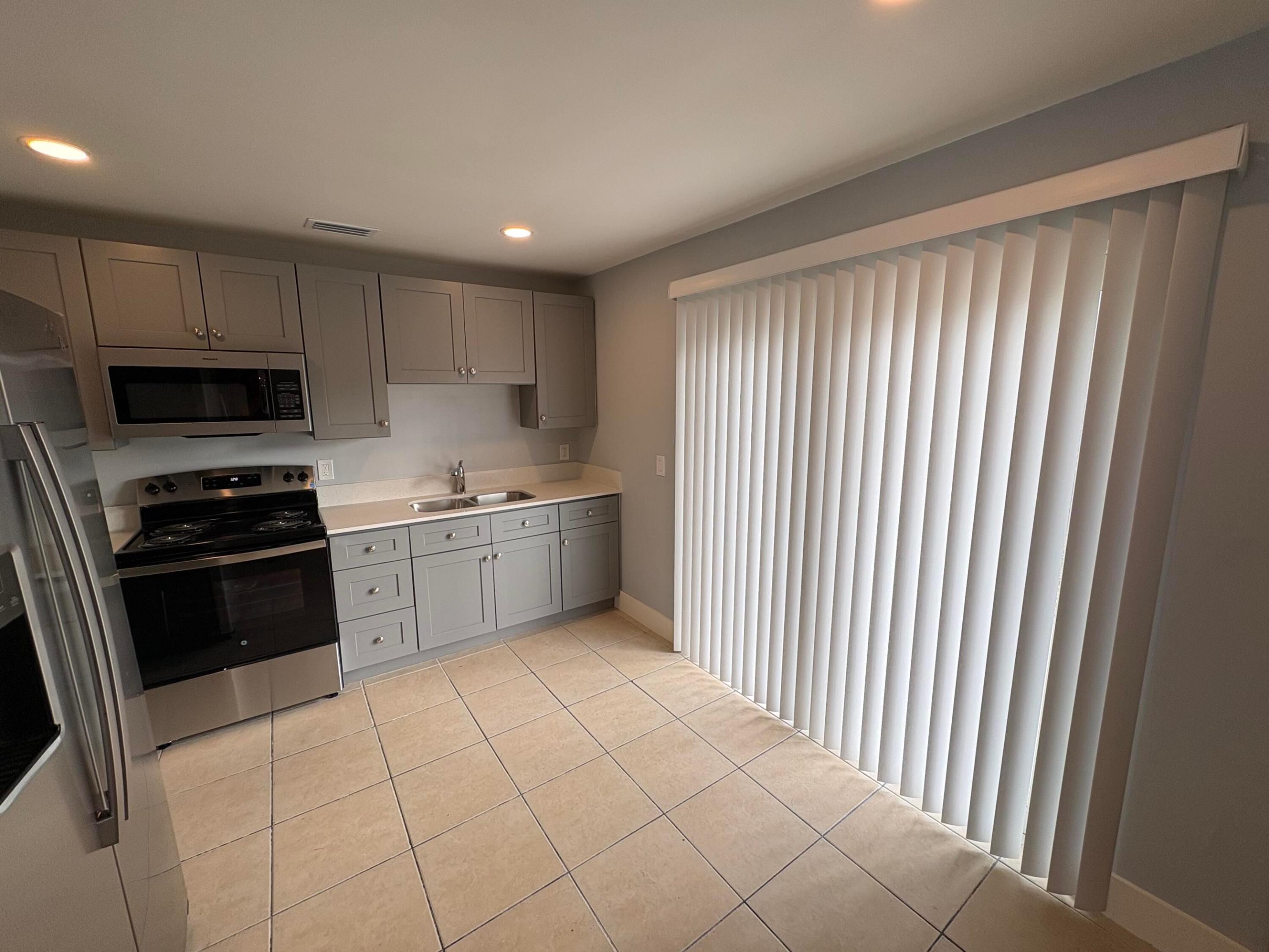 PALM BEACH FARMS CO 7 - Residential Lease