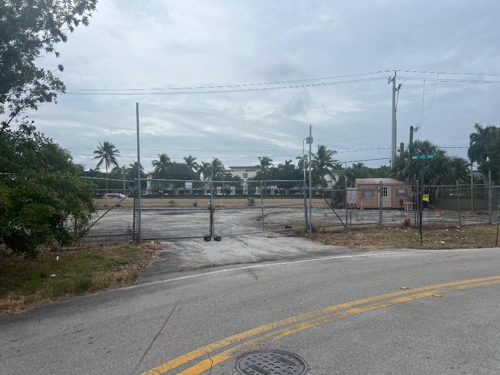 Sunshine City 76-34 B - Land