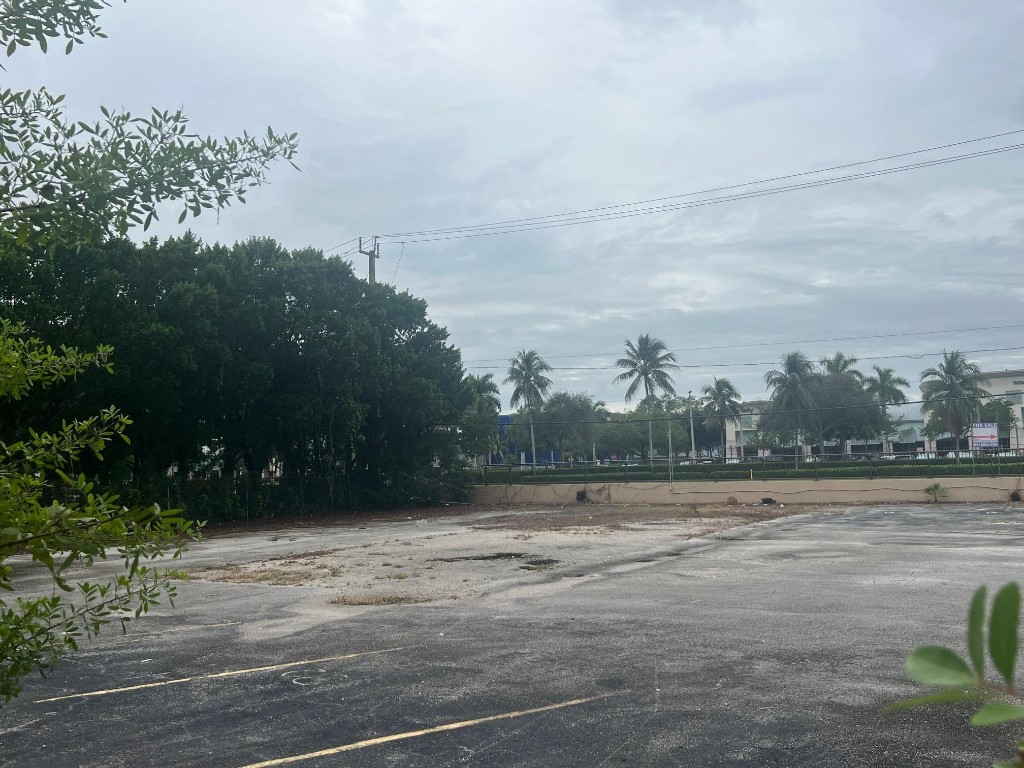 Sunshine City 76-34 B - Land