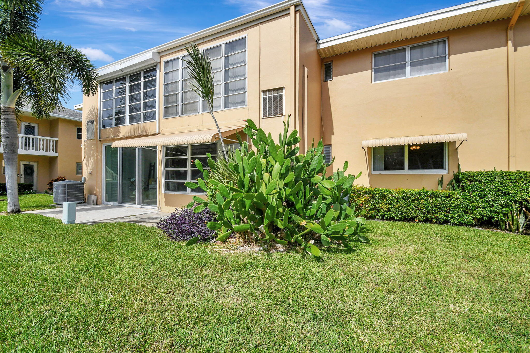 VILLAGE ROYALE GREENDALE CONDOMINIUMS - Residential