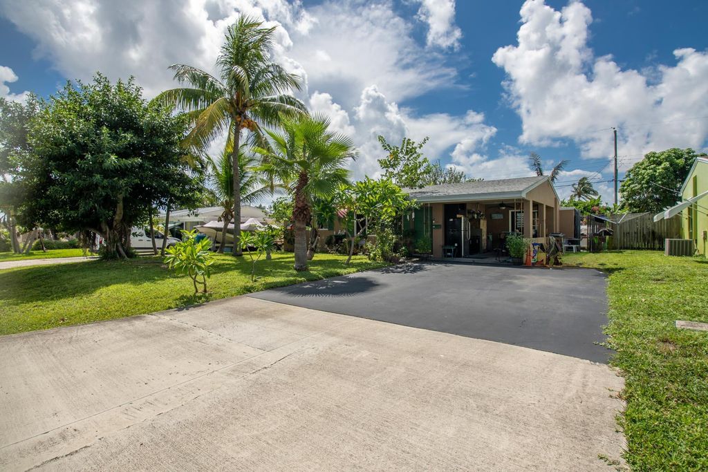 Photo of 212 SW 7th Avenue, Boynton Beach, FL 33435 (MLS # R11015807)