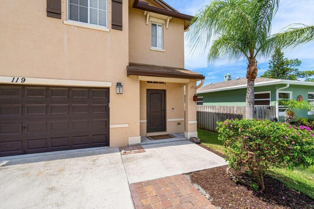 Photo of 119 SW 2nd Avenue, Boynton Beach, FL 33435 (MLS # R10997266)