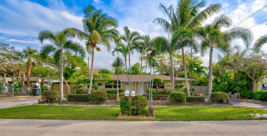 Photo of 822 S Southview Drive S, Jupiter, FL 33458 (MLS # R10968149)