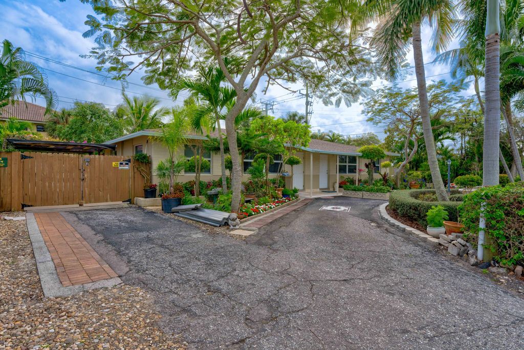 Photo of 822 S Southview Drive S, Jupiter, FL 33458 (MLS # R10968149)