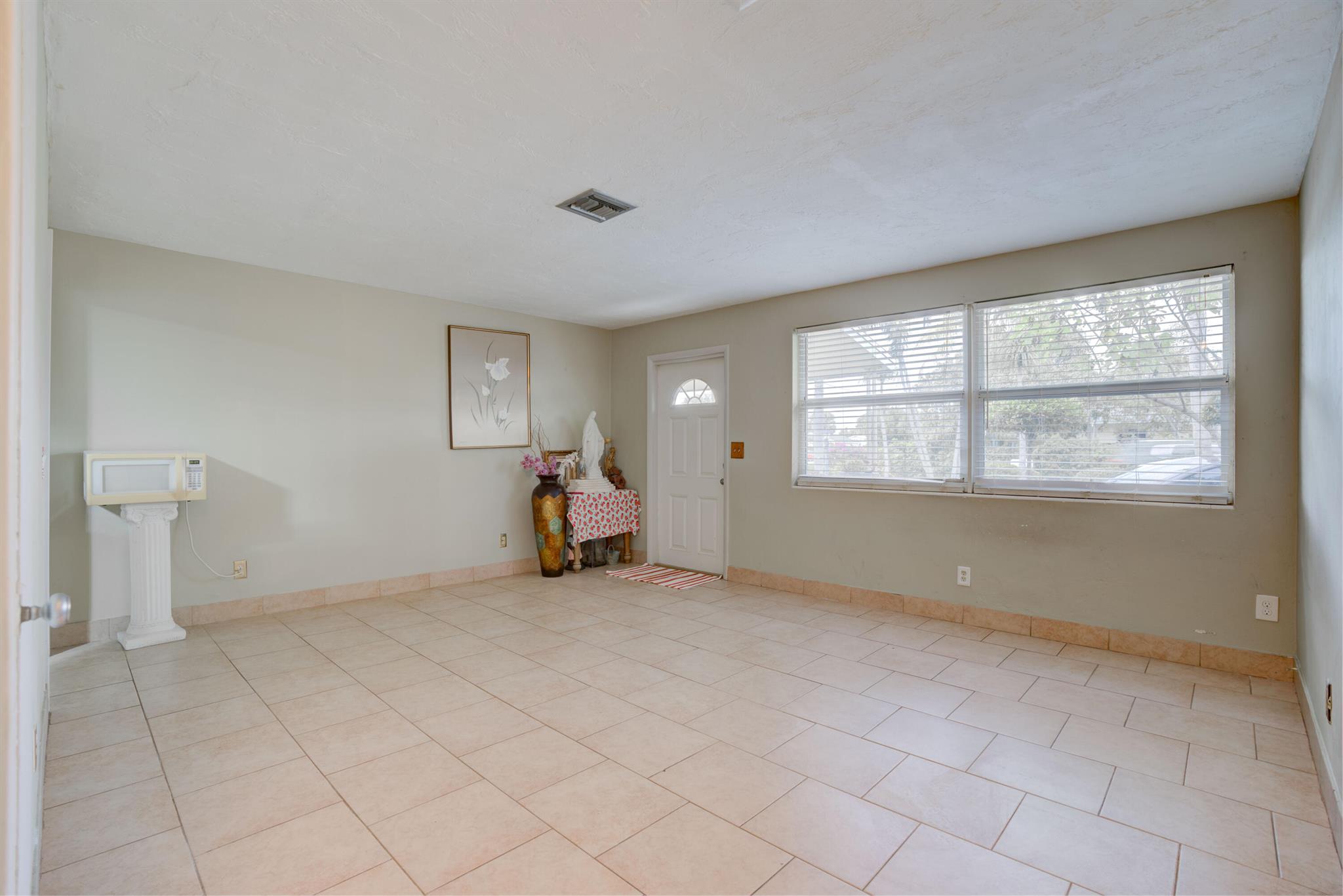 EASTVIEW MANOR - Residential Income